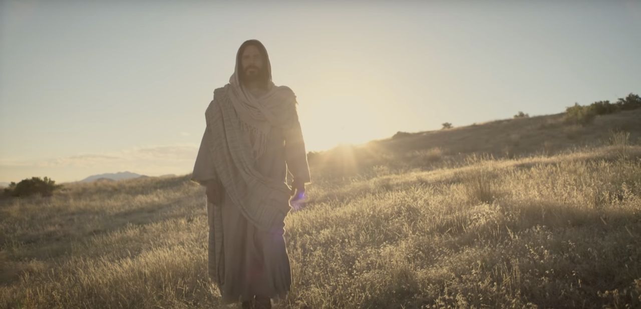 Jesucristo caminando por un campo invita a todos a venir a Él