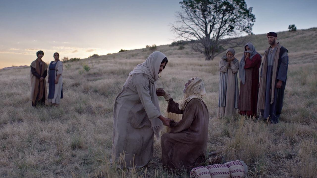 Jesucristo levanta amorosamente a un hombre del suelo