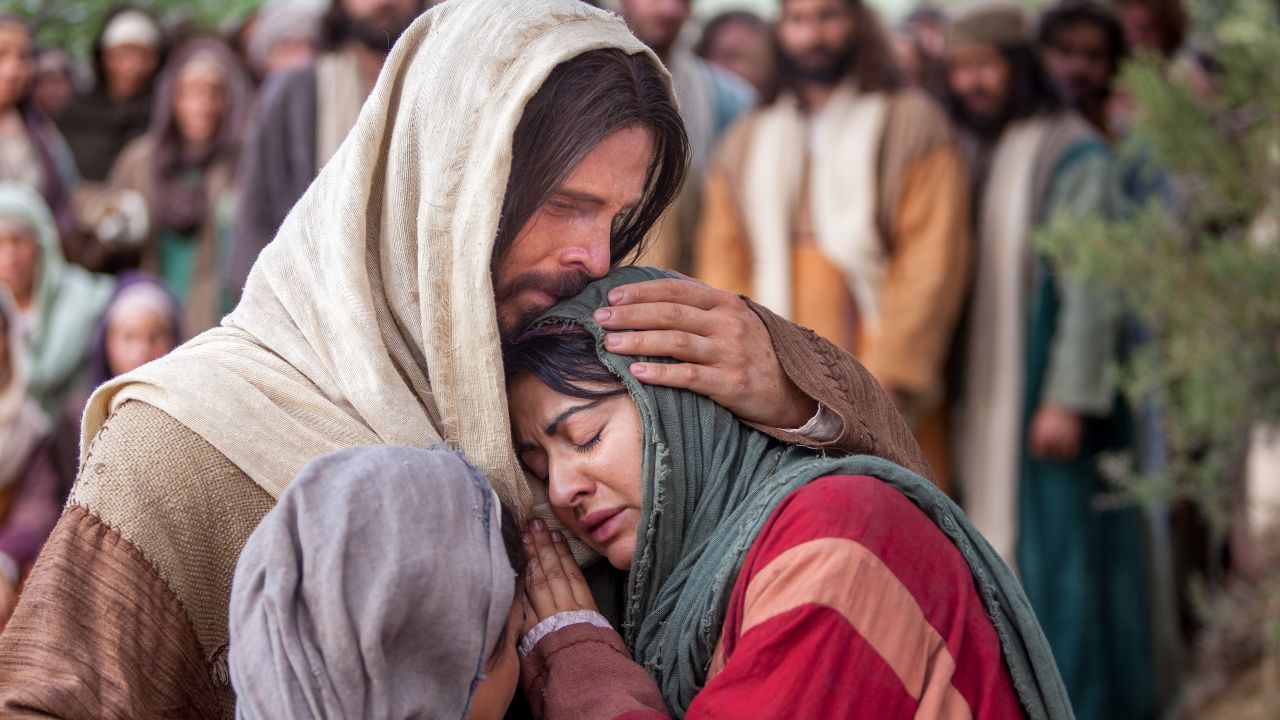 Jesus consola Maria e Marta em Seu caminho para levantar Lázaro dos mortos