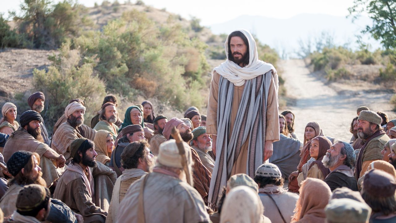 Jesucristo le enseña a una multitud a lado del camino