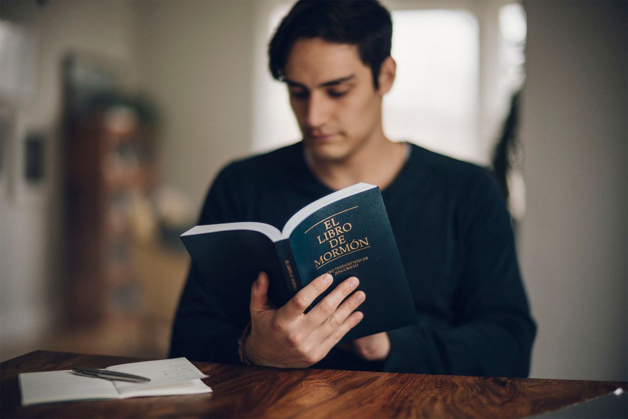 Un hombre lee el Libro de Mormón y aprende más de sus palabras