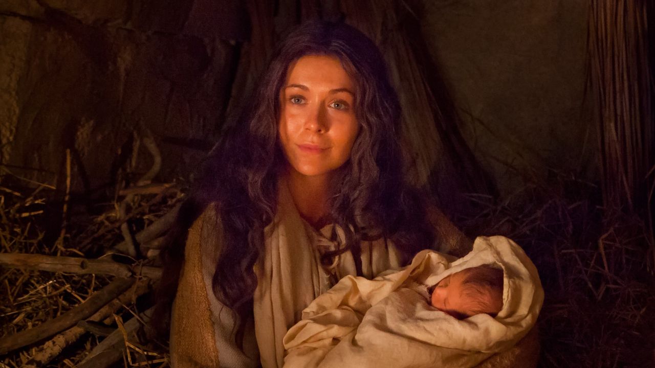 María sostiene al niño Jesús en la noche de Su nacimiento