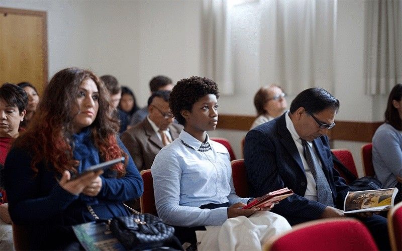Una congregación en la Iglesia aprende sobre Jesucristo