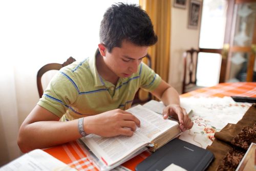 เยาวชนชายกำลังศึกษาพระคัมภีร์