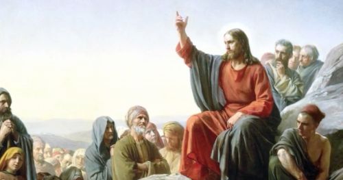 大勢の人々に教えを説いておられるイエス・キリスト。ごつごつした岩の斜面に座っておられるのがキリストで，赤と青の衣を着て，片方の腕を挙げておられる。敬虔に手を組んでいる人もいる。