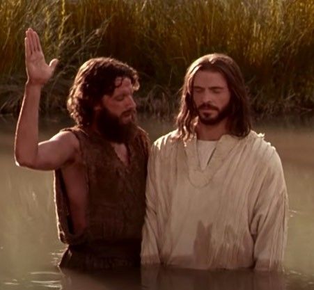Jesus es bautizado por Juan el Bautista en el río Jordán