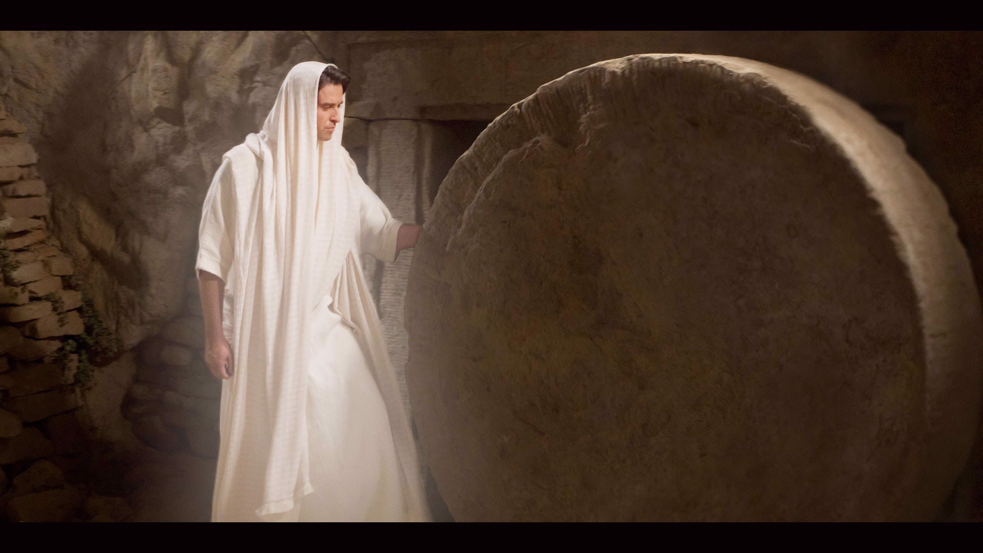Воскресшие описание серий. Камень отвален от гроба Христа ангел. Воскресение Иисуса Христа отваленный камень. Отвален камень от гроба Господня.