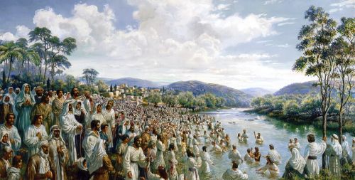 많은 무리가 오순절에 강에서 침례를 받고 있다.