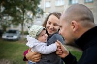 Una pareja con su niño en el parque