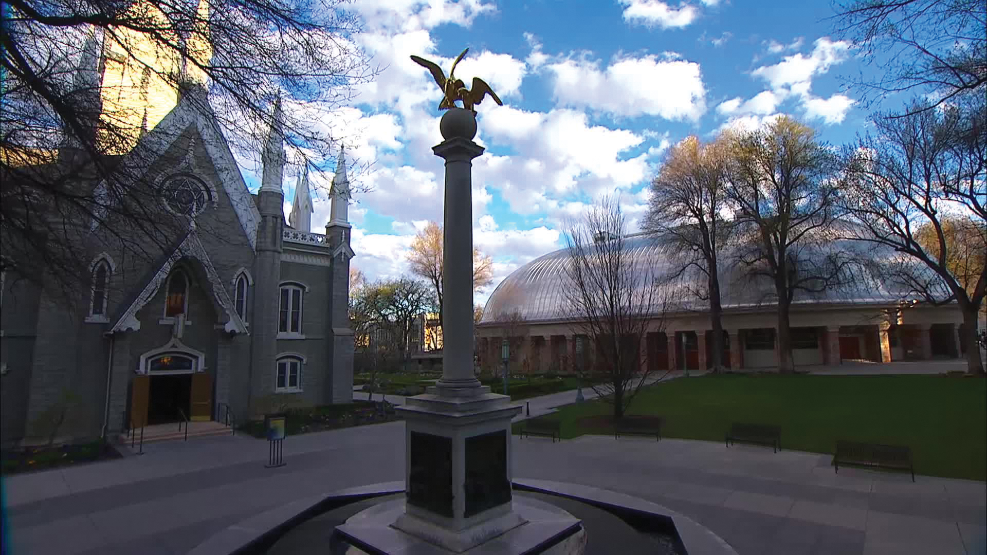 A photo of the seagull statue outside the Assembly Hall on Temple Square.
