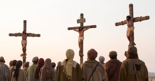 耶稣被挂在两名盗贼中间的十字架上