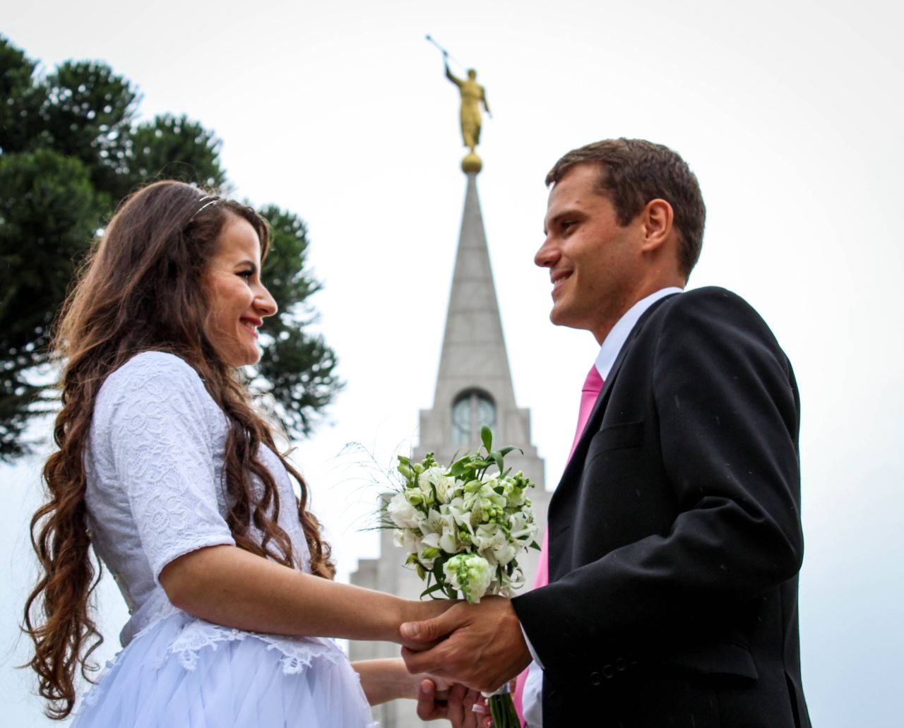 Um casal depois de vivenciar as bênçãos do casamento no templo