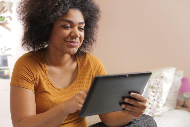 Una mujer recibe correos inspiradores diariamente