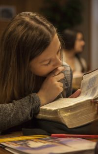 femeie citind din scripturi