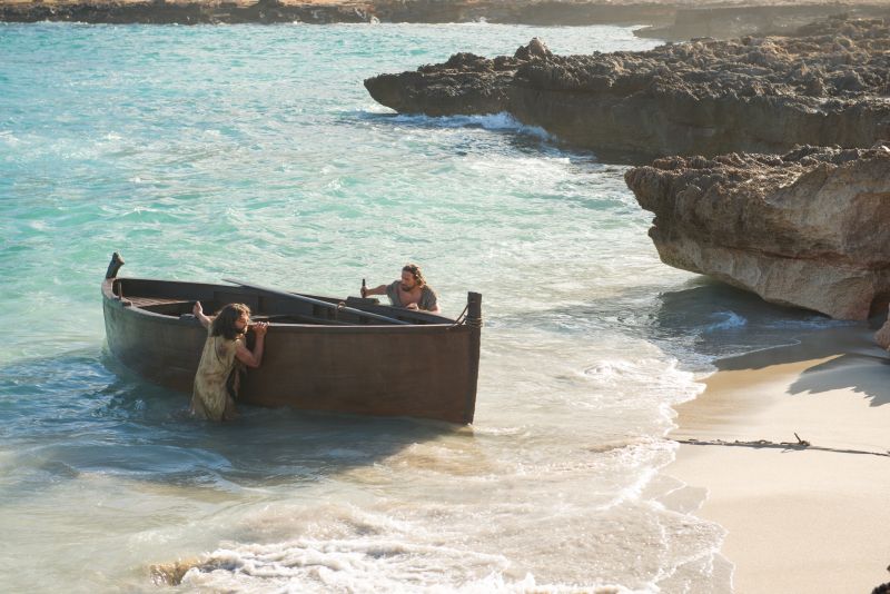 Dos pescadores traen un barco desde el mar
