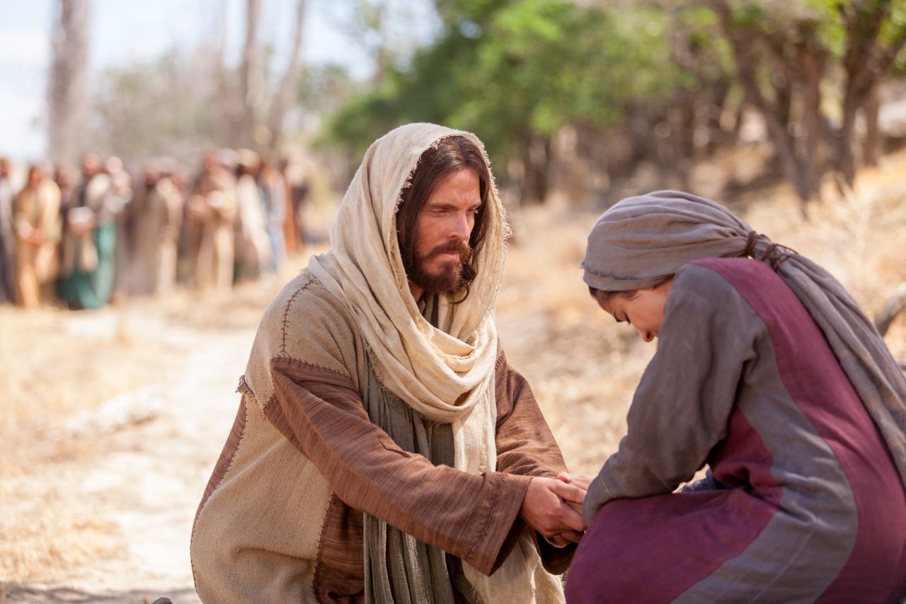 Jesus fala gentilmente com uma mulher