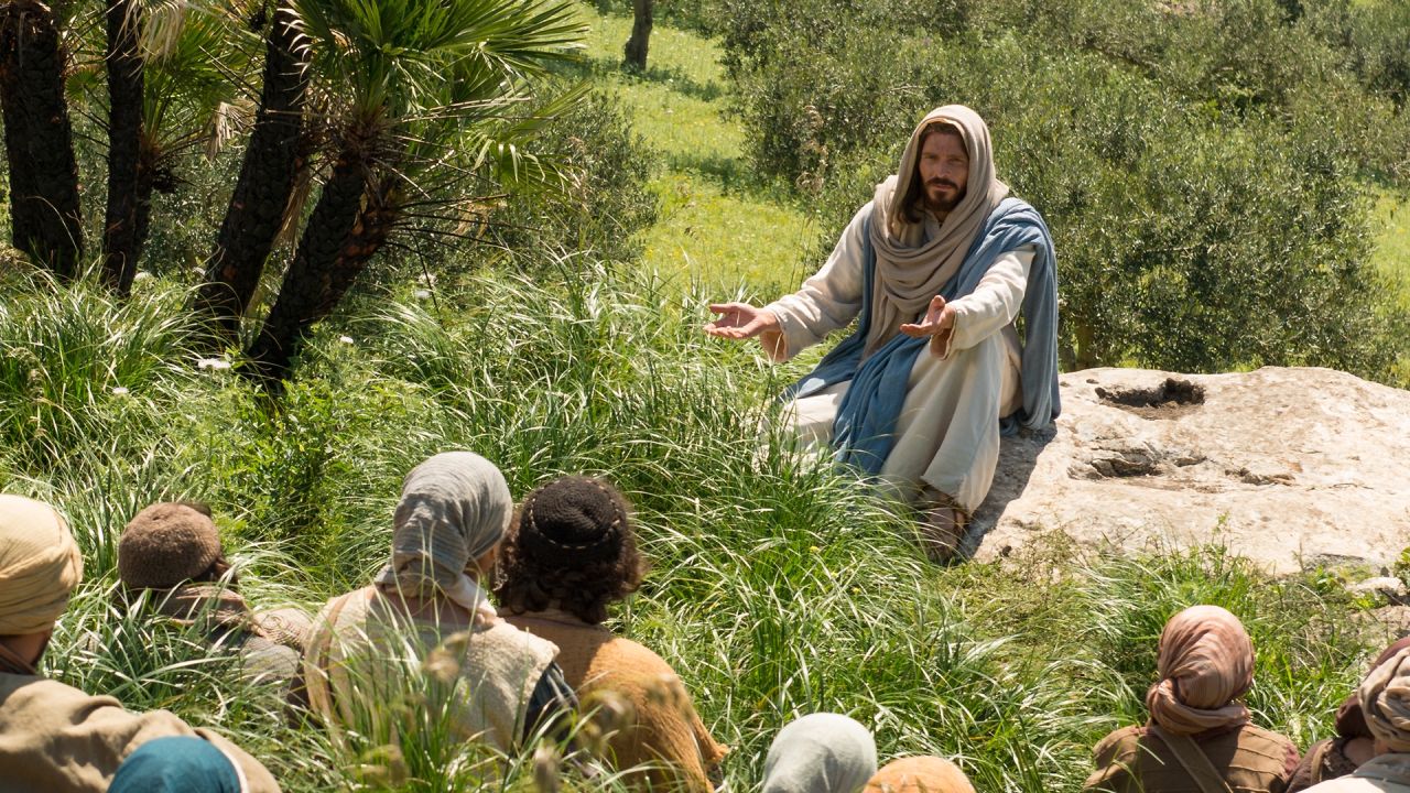 Jesus spricht zu einer Menschenmenge