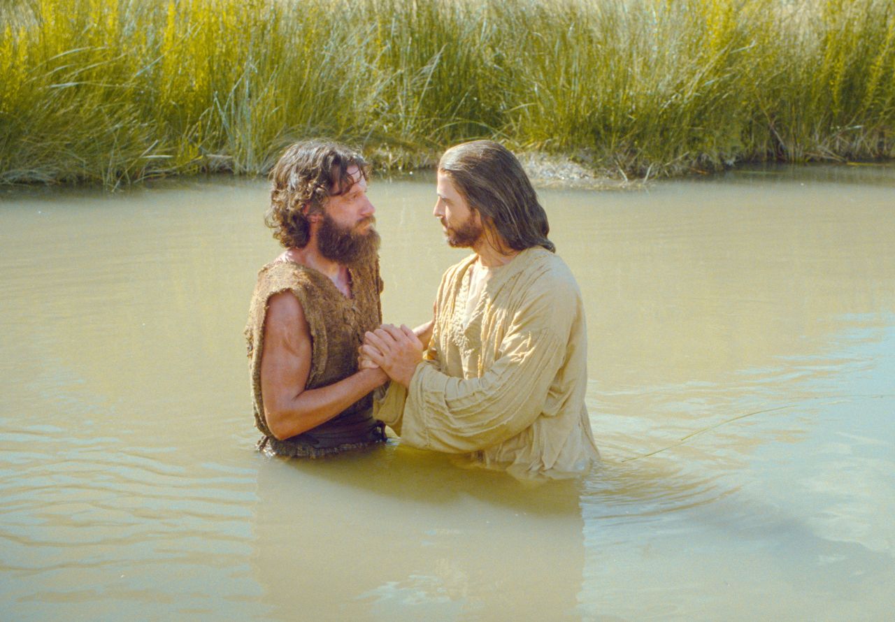 Jesús se bautiza