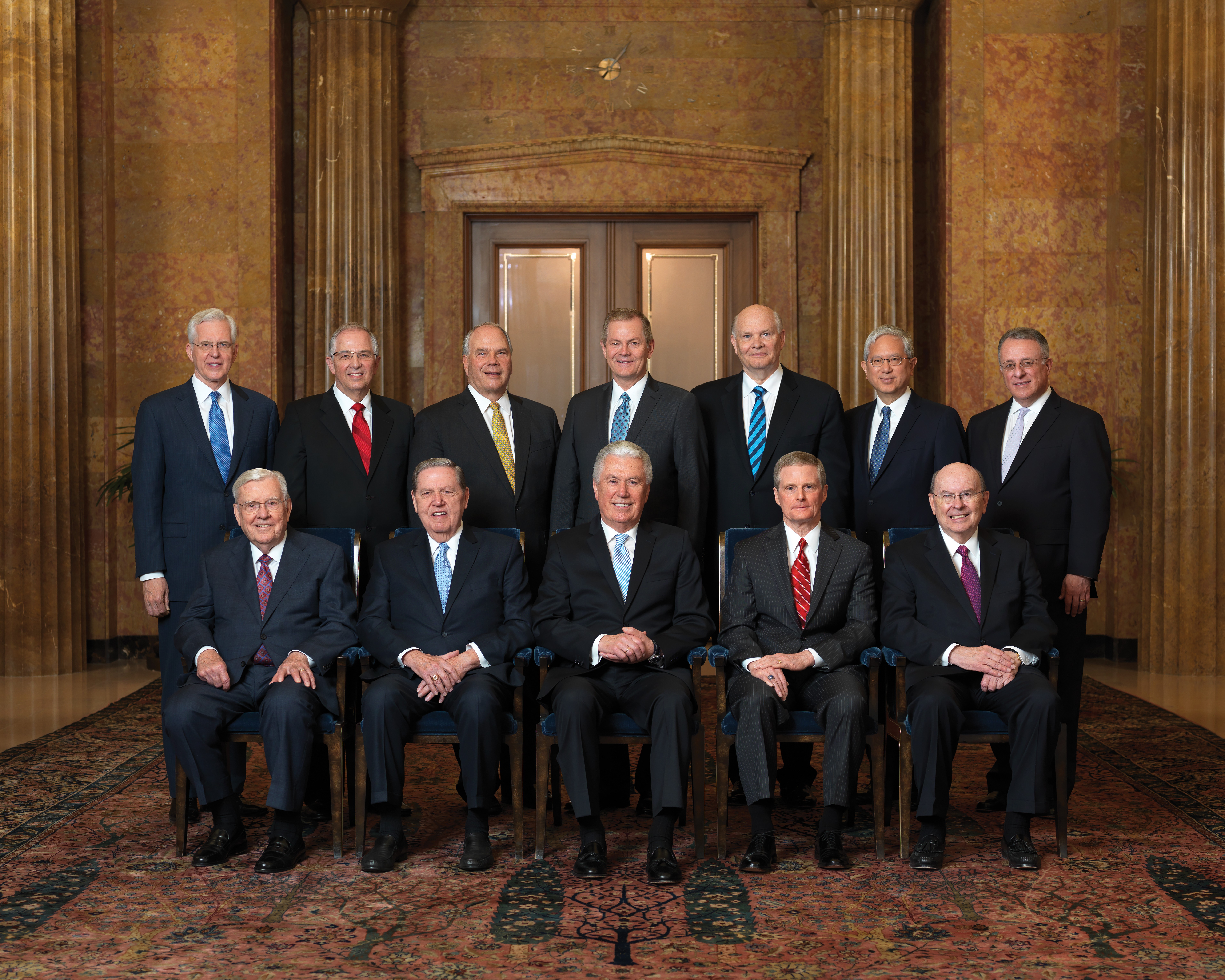 十二使徒定員会の公式肖像集合写真。