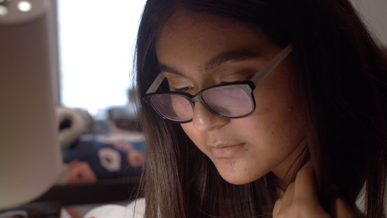 Alejandra estudia el Libro de Mormón