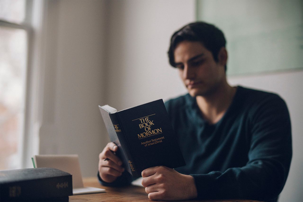 Homme lisant le Livre de Mormon