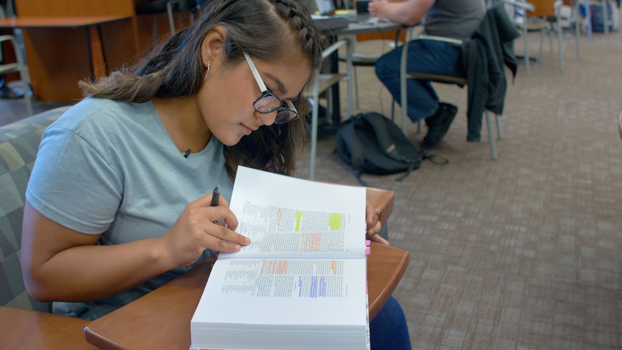 Alejandra estudia el Libro de Mormón