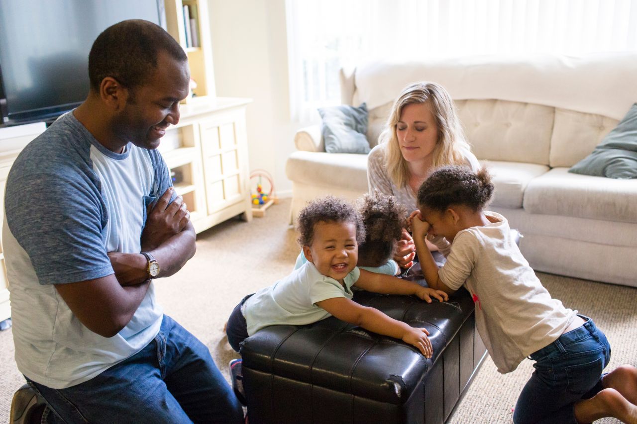 Uma família ora em sua sala de estar
