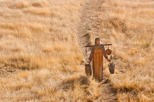 John 4:5–29, The Samaritan woman carrying jugs with water