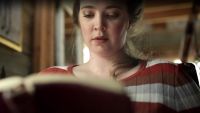 Una mujer estudia un ejemplar de la Biblia