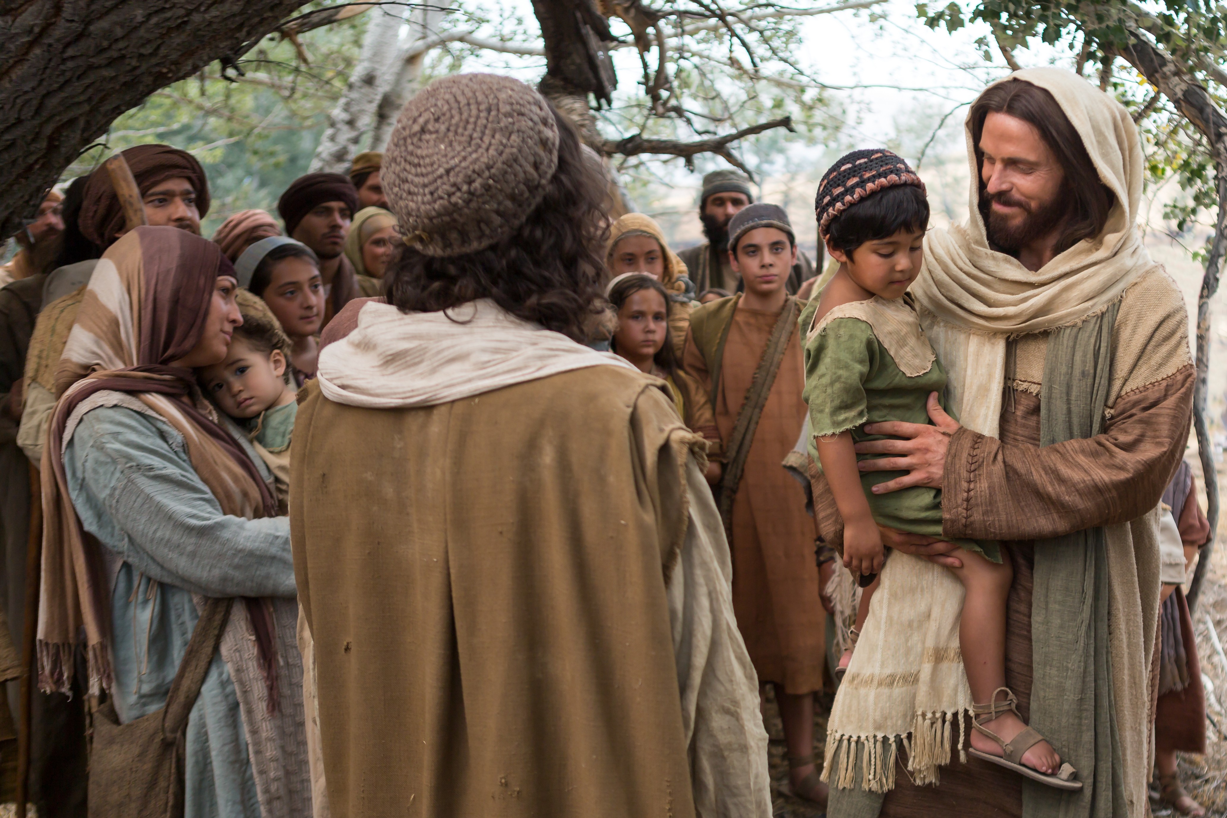 Jesús invita a los niños a venir a Él.