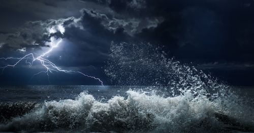 夜幕下的海洋，暴风雨挟着闪电掀起巨浪