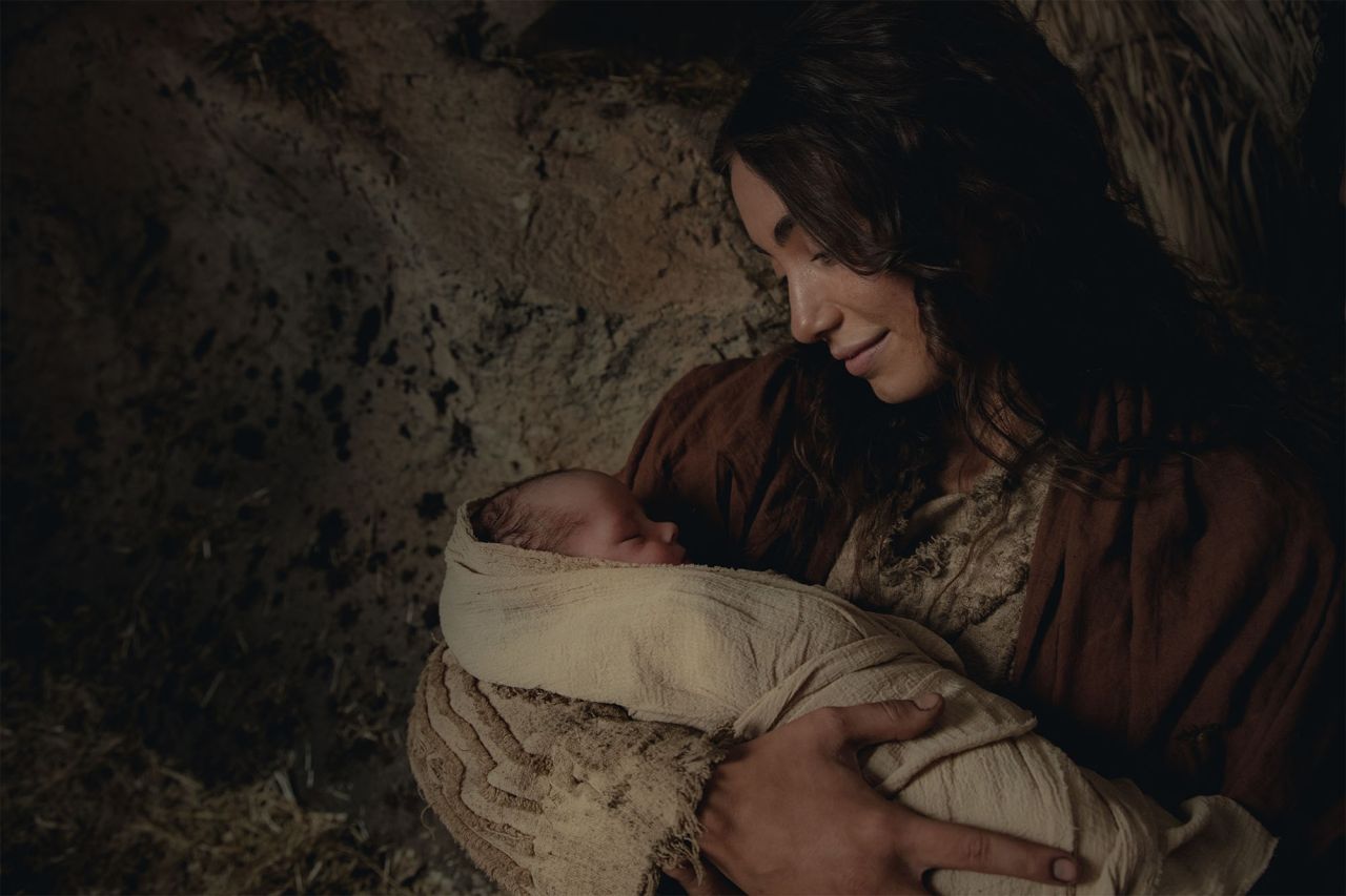 María contempla al recién nacido Jesús en sus brazos