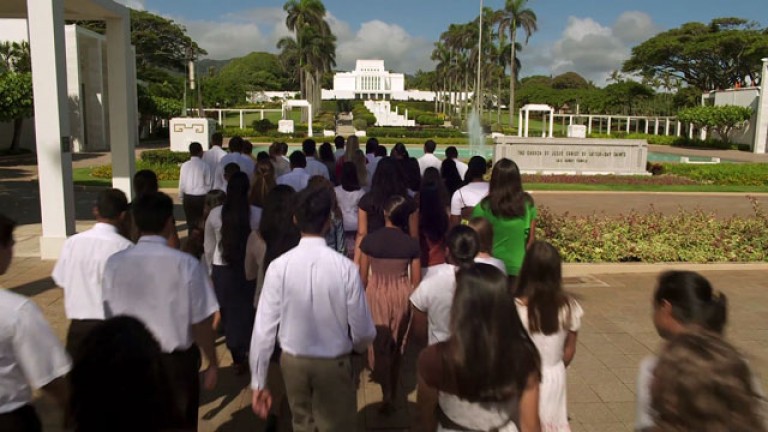 An image of a group of people walking towards the Laie, Hawaii Temple.