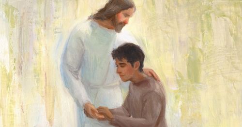 一名西班牙裔男子拥抱救主耶稣基督。基督穿着白袍。
