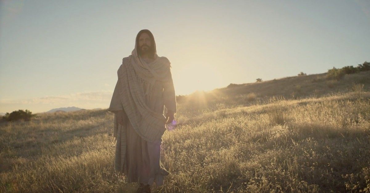 Jesucristo camina por un campo e invita a todos a venir a Él
