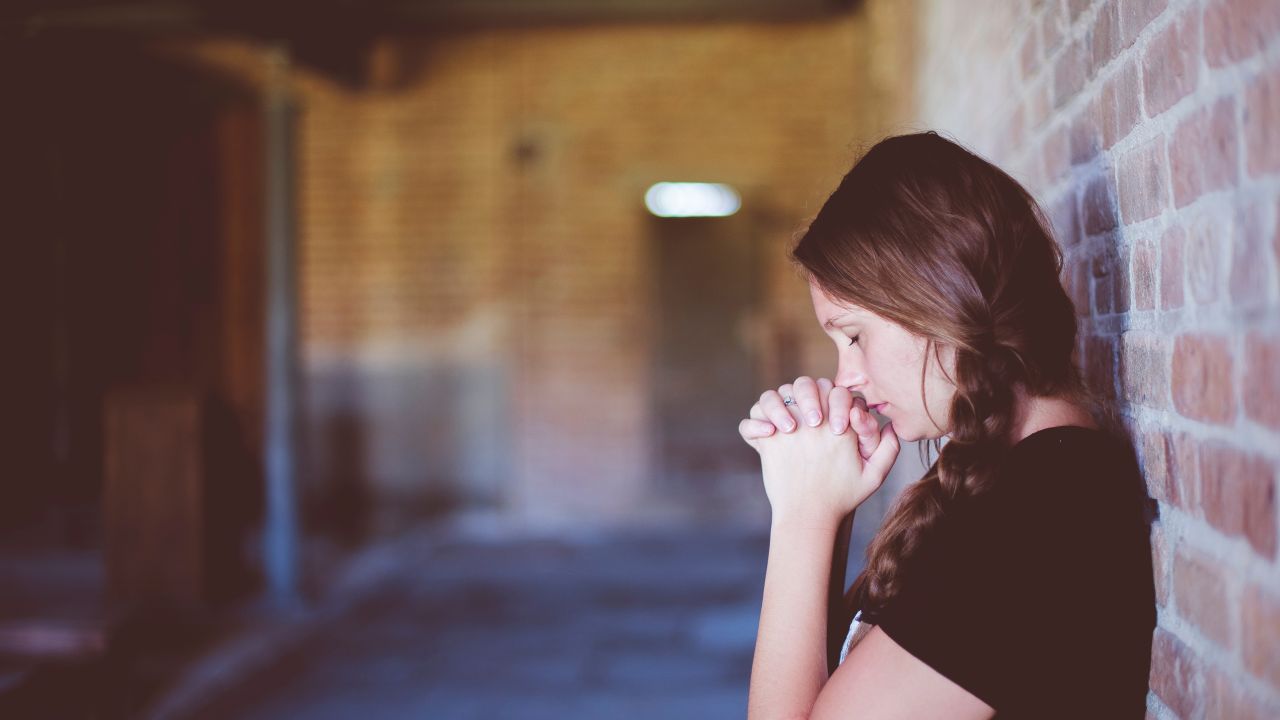 una mujer orando