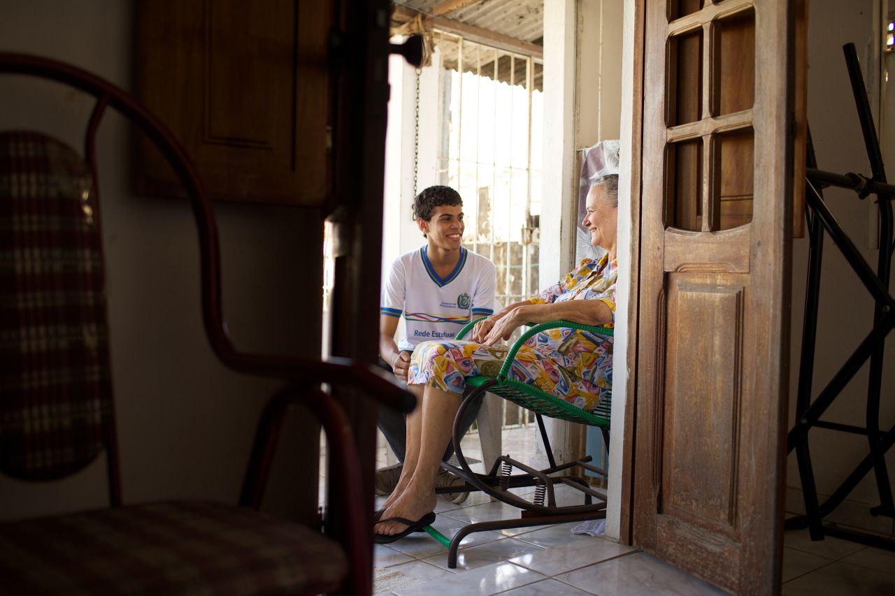 Un joven habla con una mujer mayor sobre sus experiencias de vida