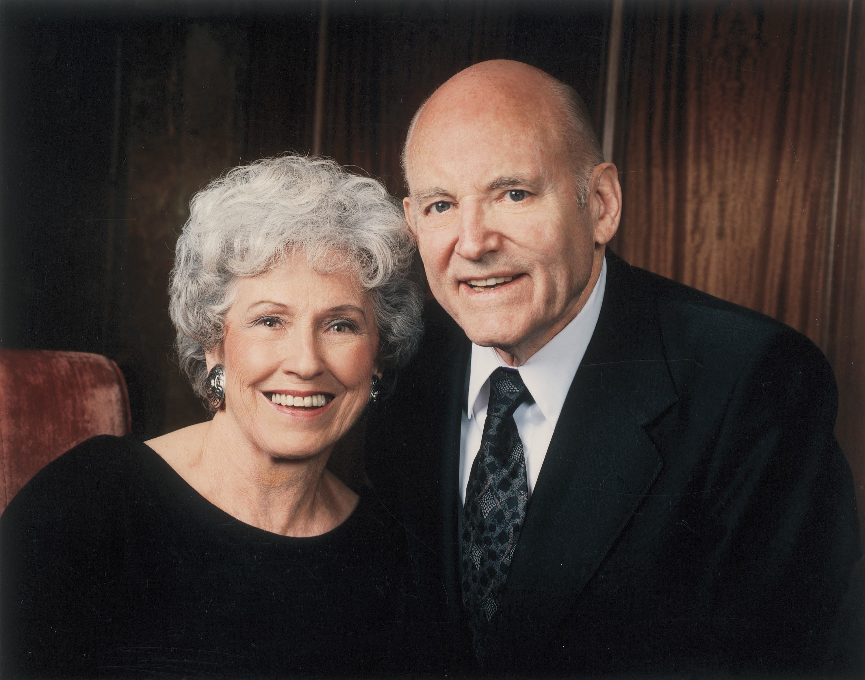 A portrait of President Howard W. Hunter in a suit beside his wife Inis Bernice Egan Stanton Hunter in a black dress.