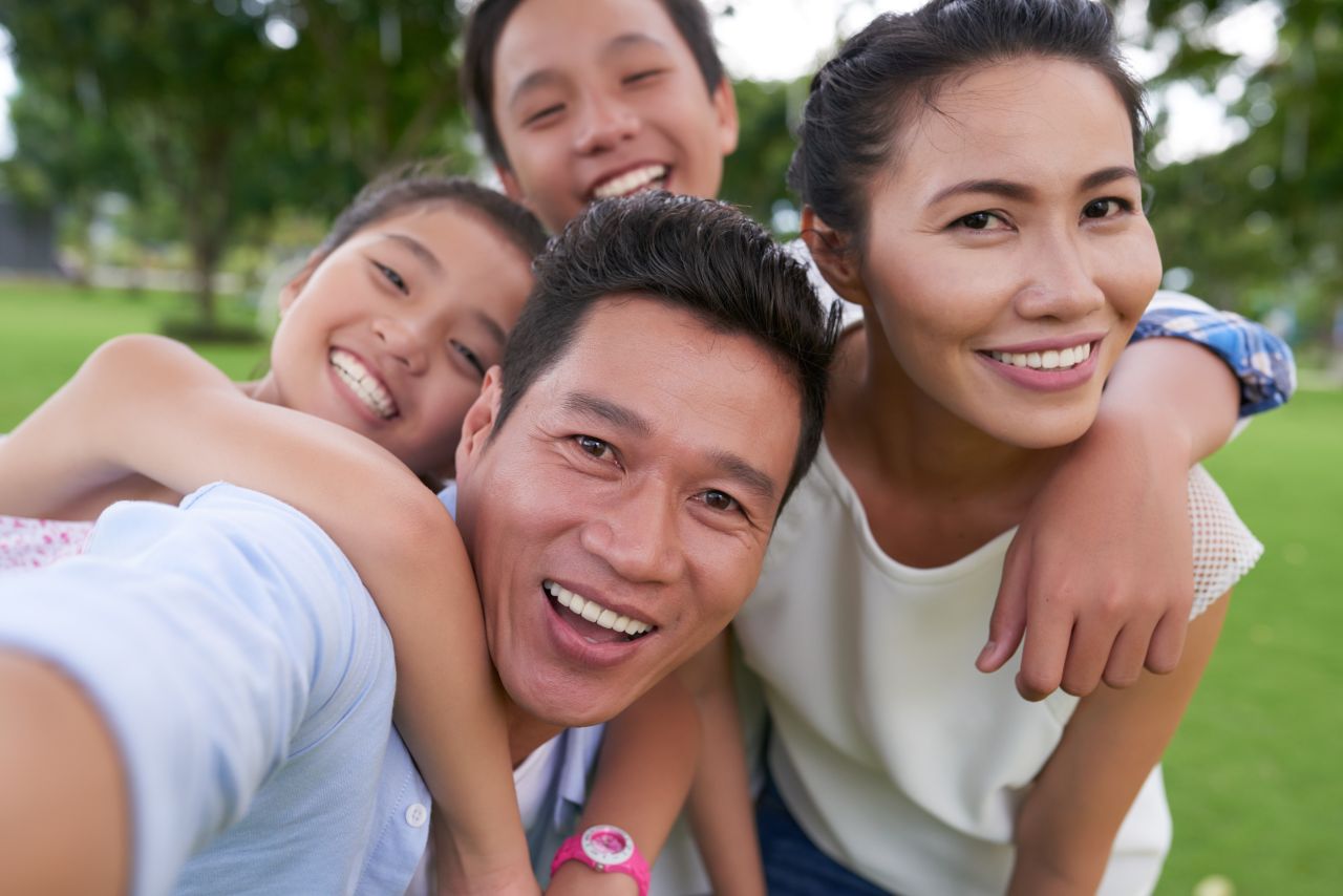 Một gia đình tận hưởng lẫn nhau và phúc âm của Chúa Giê Su Ky Tô
