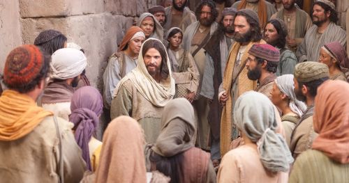 Jesus talking to a large group of people.