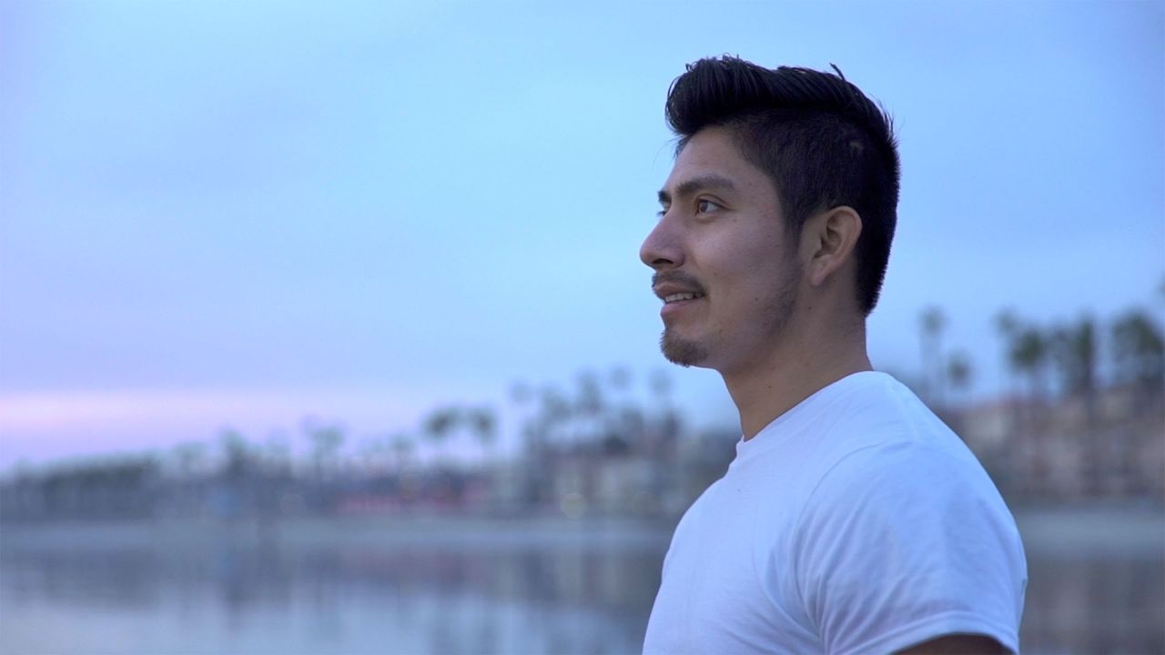 Foto de un hombre mirando al horizonte