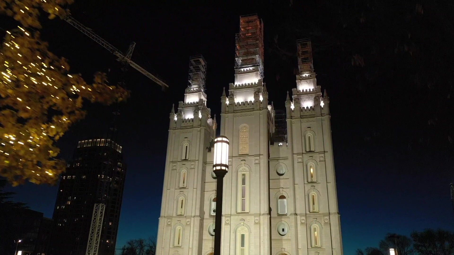 Sister missionaries give a virtual tour of Temple Square to begin the 2020 Christmas season.
