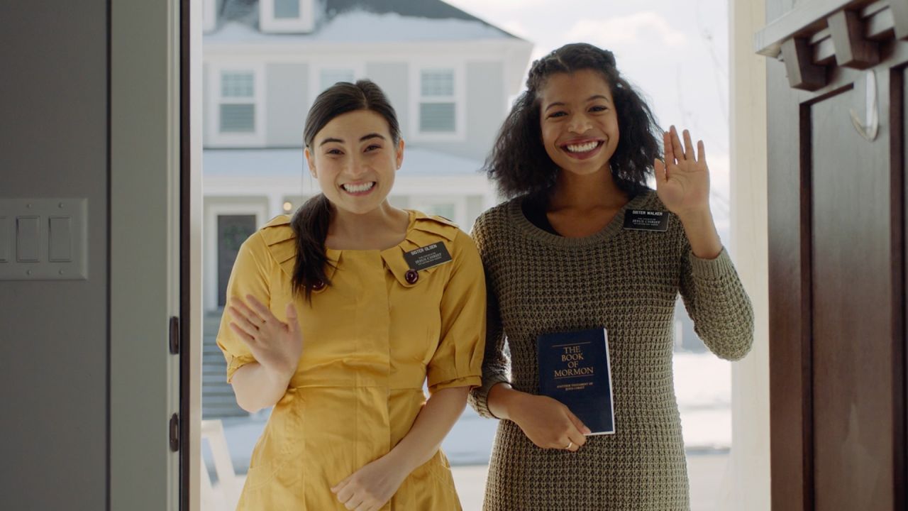 Hermanas misioneras saludando junto a la puerta