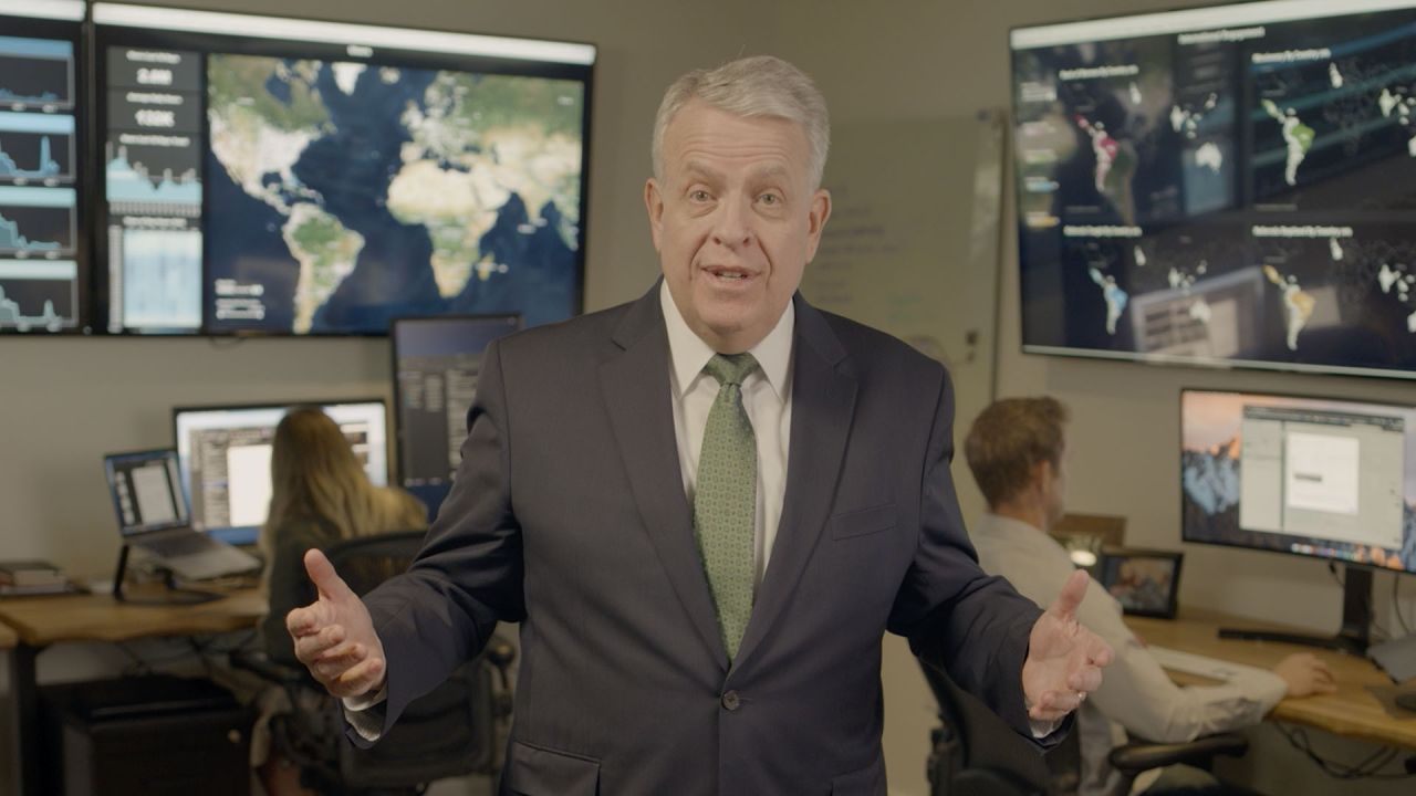 Um homem fala sobre as referências