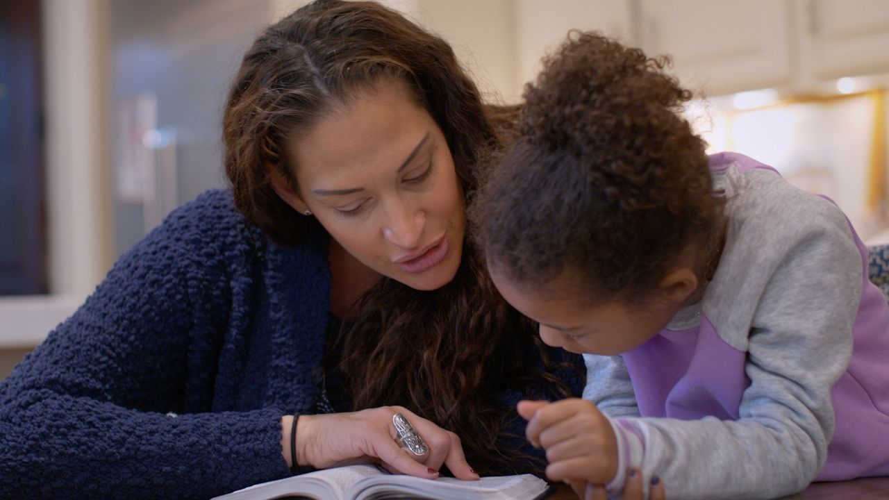 Jennifer y su hija leen el Libro de Mormón