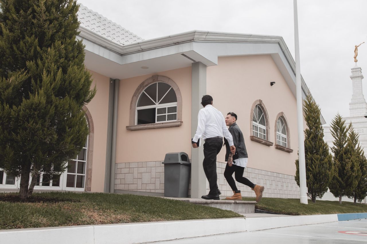 Una pareja entra junta en un edificio de la Iglesia