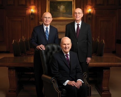 A portrait of the First Presidency, with President Russell M. Nelson seated in a chair and President Dallin H. Oaks and President Henry B. Eyring standing behind him.
