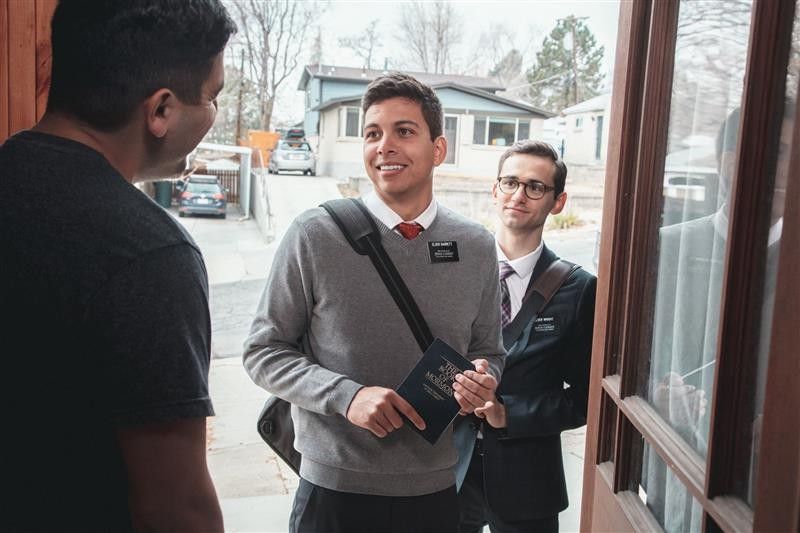 En s’appuyant sur le Livre de Mormon, deux missionnaires parlent de l’Évangile de Jésus-Christ à une personne dont ils ont reçu les coordonnées