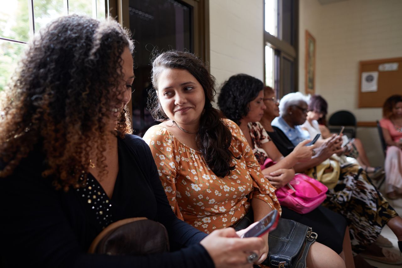 Um grupo de mulheres aprende sobre o evangelho de Jesus Cristo durante uma reunião da Sociedade de Socorro