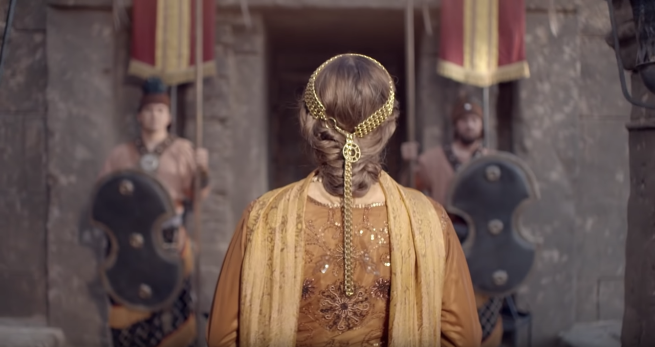 En la Biblia, la reina Ester demuestra fortaleza y valor al enfrentar a su esposo